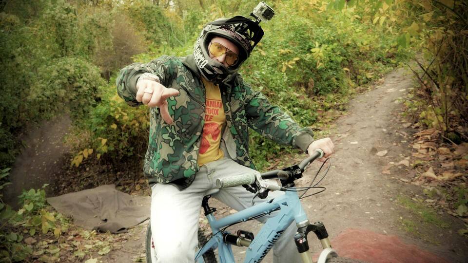 Bee Low the Urban Culture and Lifestyle Influencer is producing a biking action video clip at the Teufelsberg in Berlin