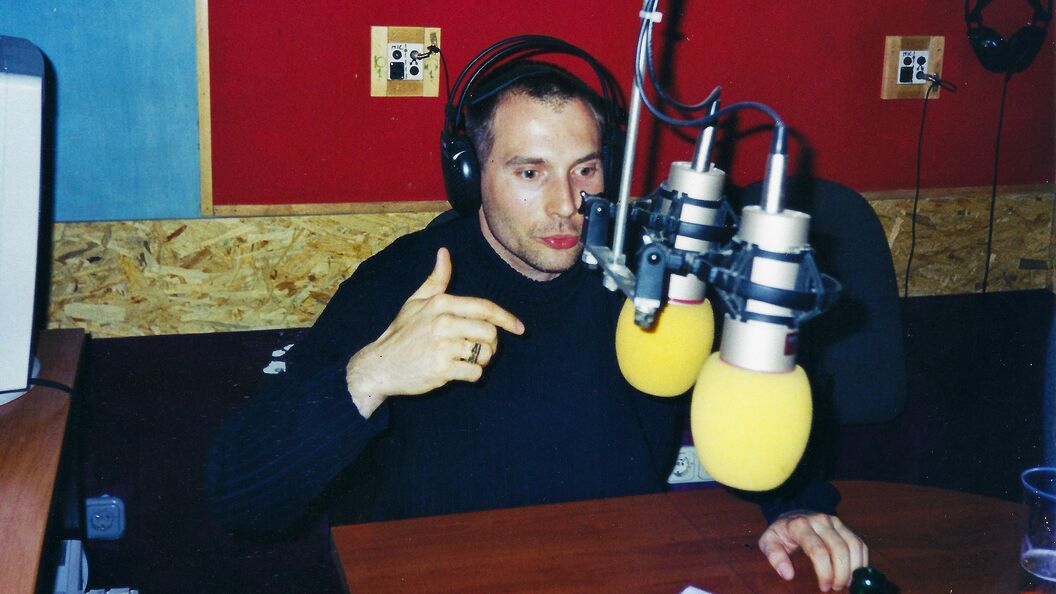 Bee Low is live on air of the Beatbox Battle Airplay show at the Offener Kanal cabel radio studio in Berlin-Wedding