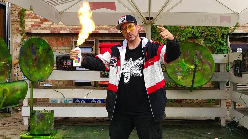 Bee Low the Urban Artist is presenting his multimedia installation at the Haubentaucher Club of the RAW area in Berlin-Friedrichshain